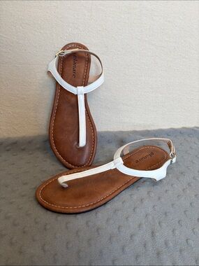 NWOT White T-Strap Women's Sandals